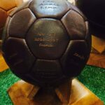Objets de déco vintage en cuir et ballons en cuir personnalisables