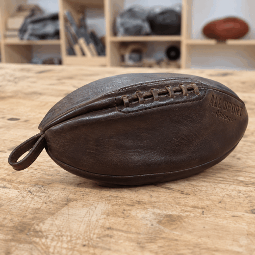 Trousse de Toilette Ballon de Rugby Vintage Chocolat en Cuir