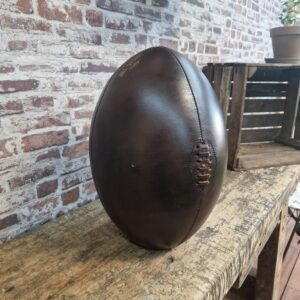 Grand Ballon de Rugby Vintage en Cuir